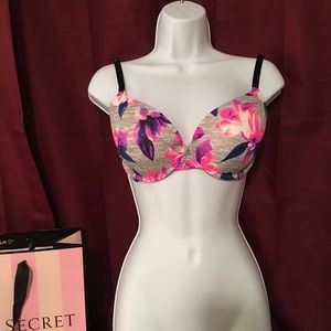 SOLD NWOT VS Pink bra